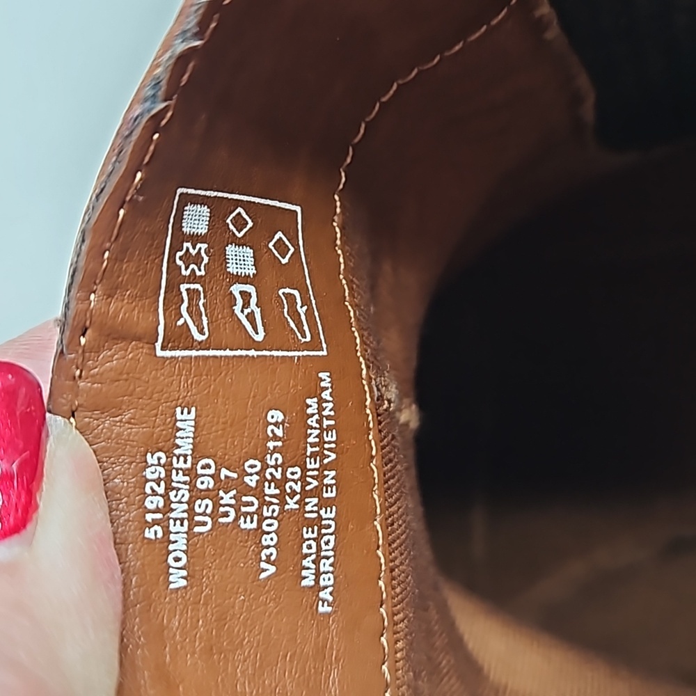 Lands' End Women's Side Zip Lug Sole Brown Chelsea Boot Size 9D (Wide) - Picture 9 of 11